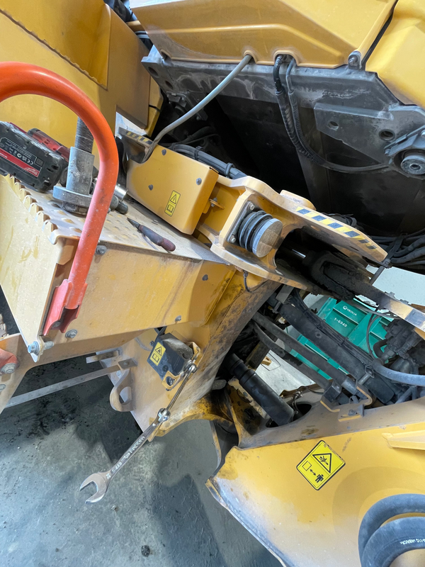 Dépannage chargeuse, remplacement silent-blocs de cabine, Dunkerque (59)
